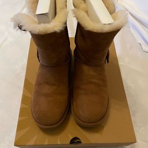 Size 9 UGG Women’s Azalea Charm Boots